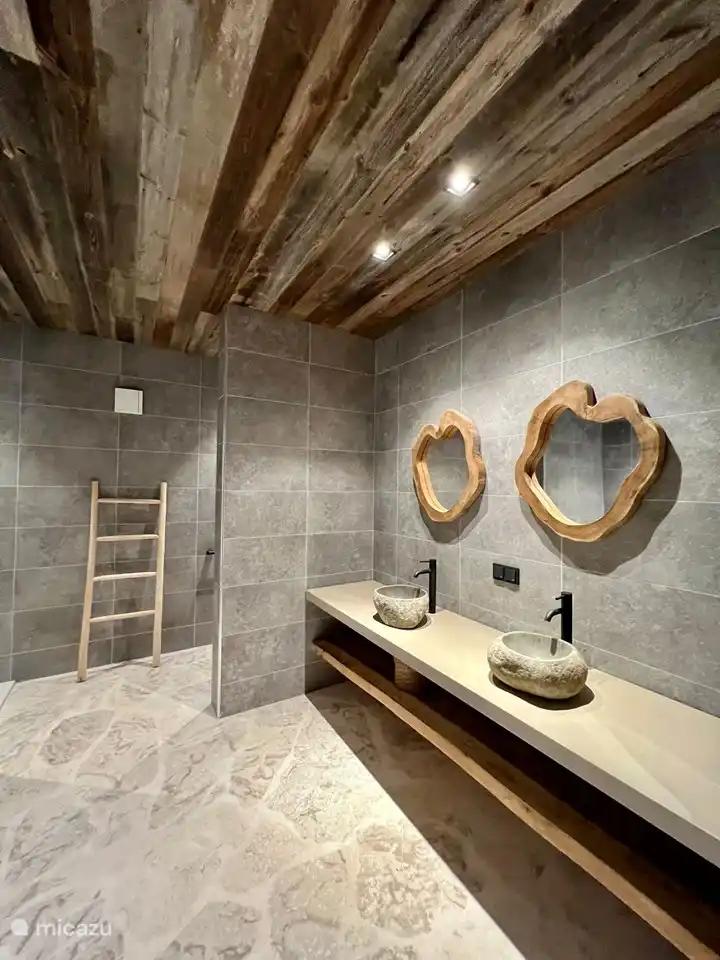 Badezimmer mit Badewanne, Dusche und Doppelwaschbecken, Toilette im Erdgeschoss