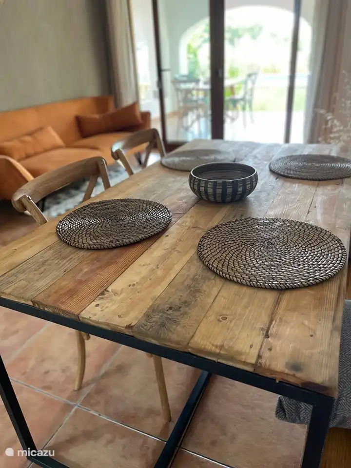 table à manger à l'intérieur