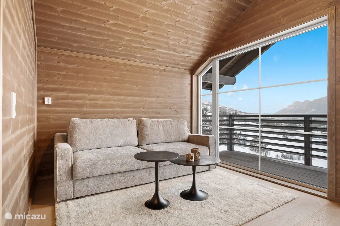 Woonkamer 2 boven met slaapkbank