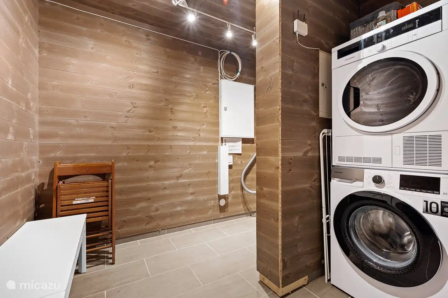 Technische ruimte met wasmachine en droger