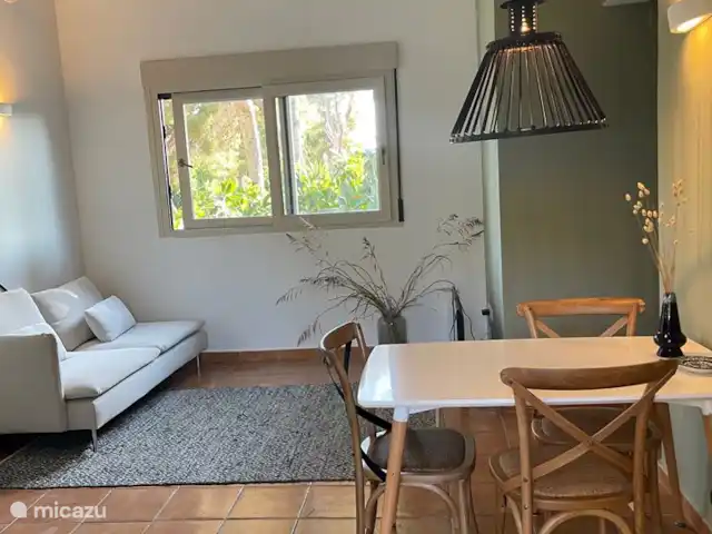 La Posada Paraíso | Casita Oliva 1 en España, Costa Blanca, Jávea - apartamento sofá y televisión