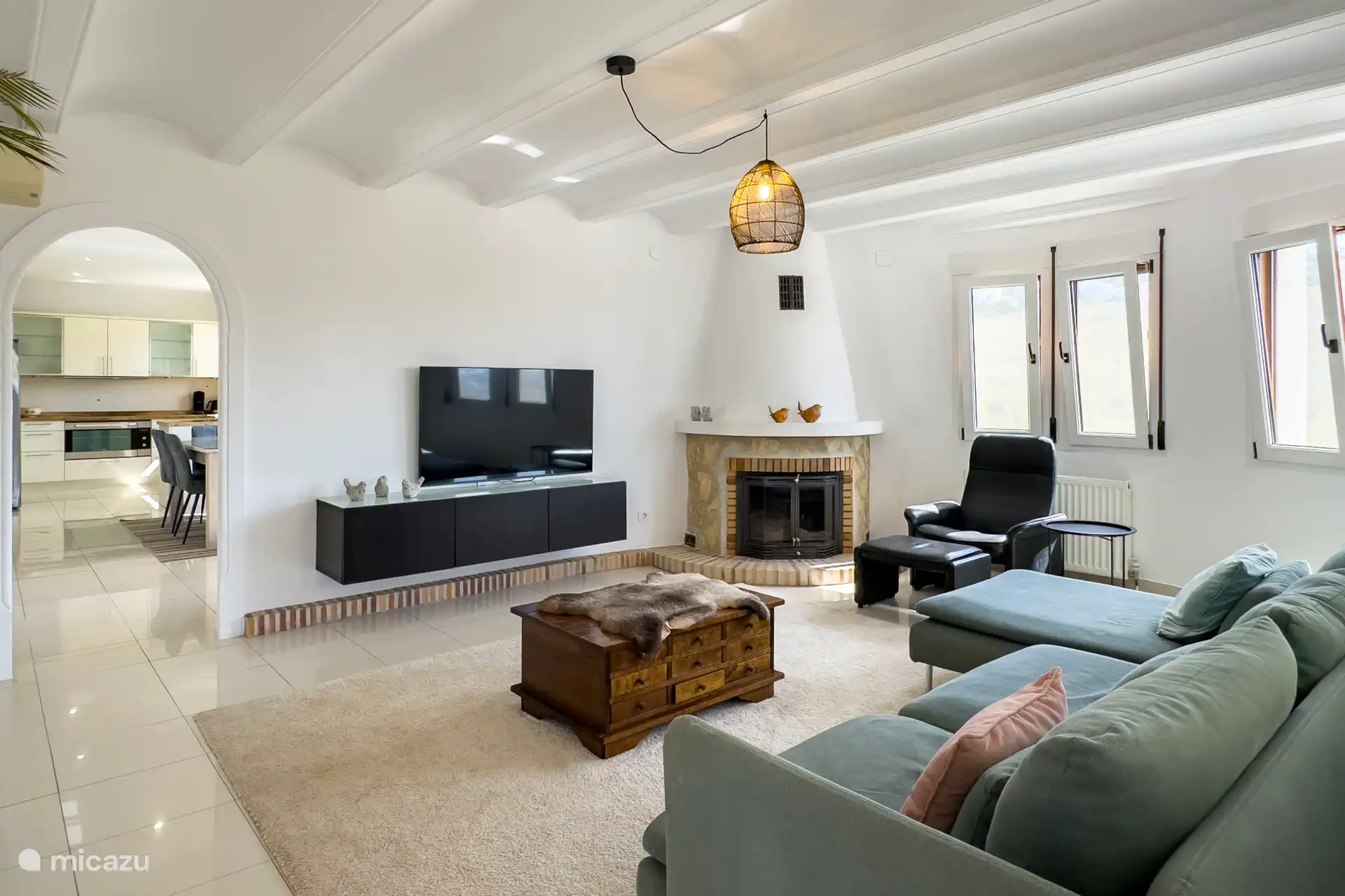 geräumiges Wohnzimmer mit Kamin