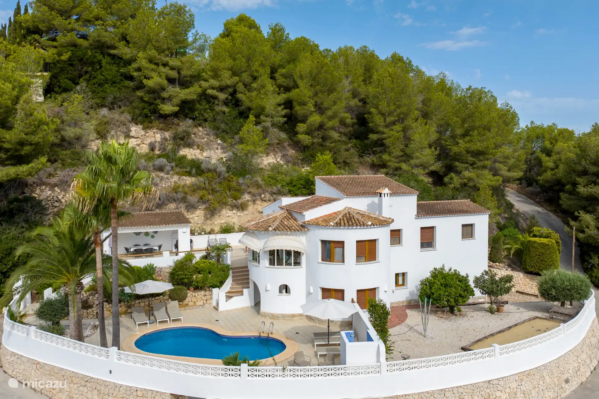 Gesamtansicht des Hauses, Garten mit Terrassen, Außenküche und Bouleplatz