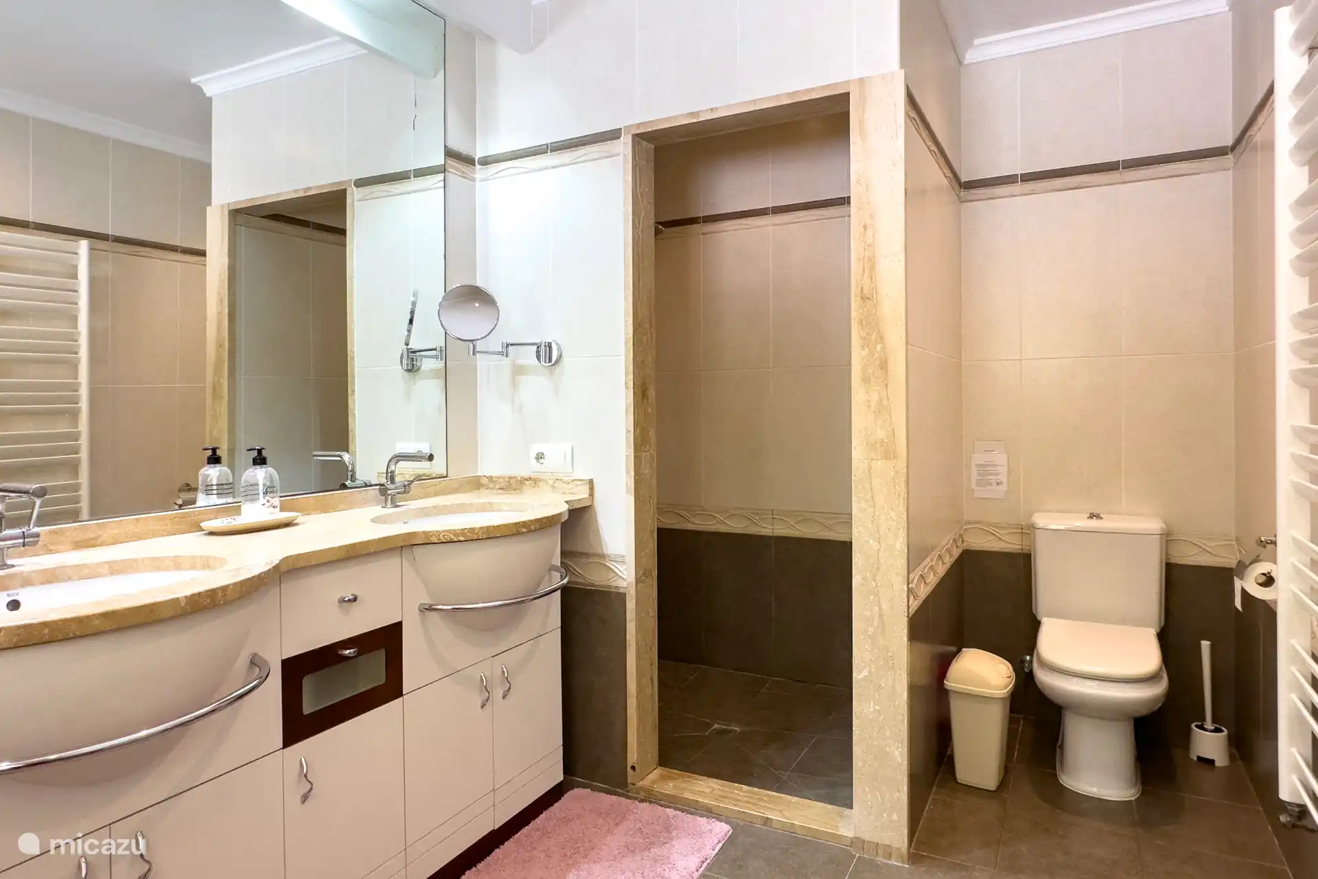 Geräumiges Badezimmer mit begehbarer Dusche und WC