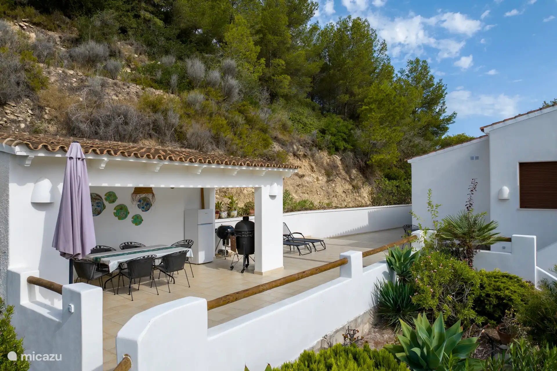 schattige Außenküche mit Grill