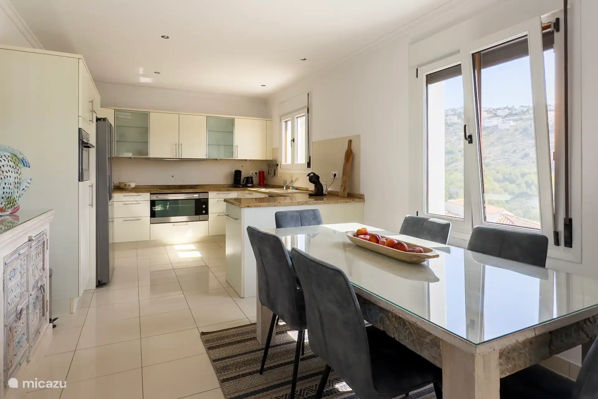 geräumige, voll ausgestattete Küche 