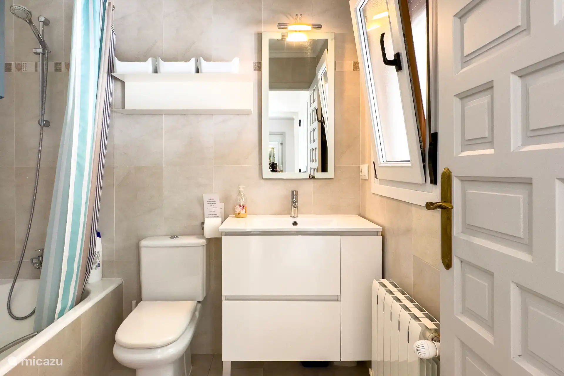 Badezimmer mit Badewanne und WC im Obergeschoss