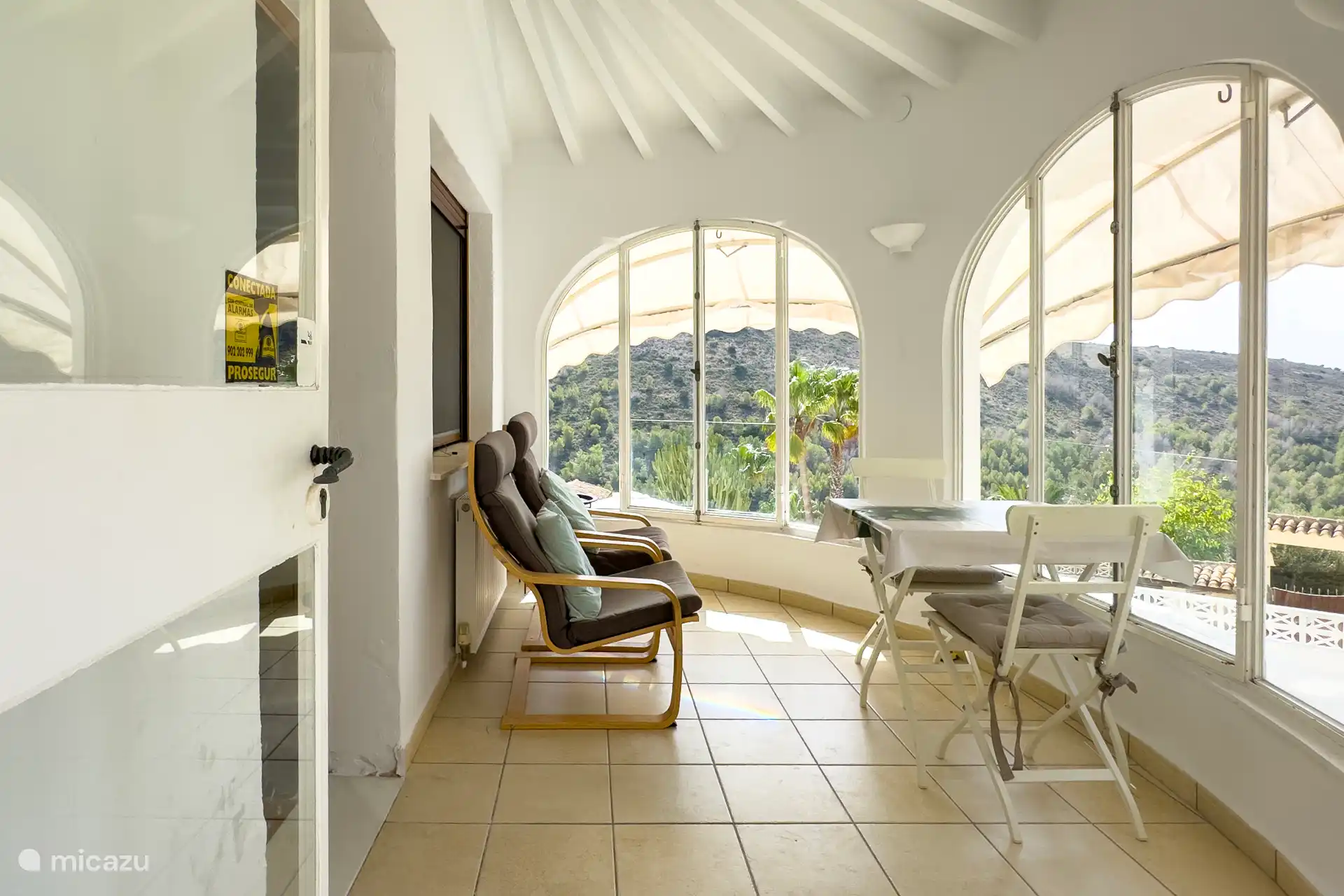 Helle Naya mit Sonnendächern