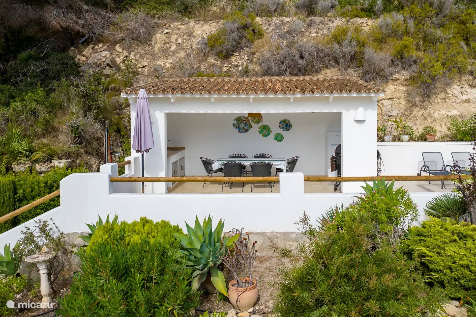 Obere Terrasse mit schattiger Außenküche