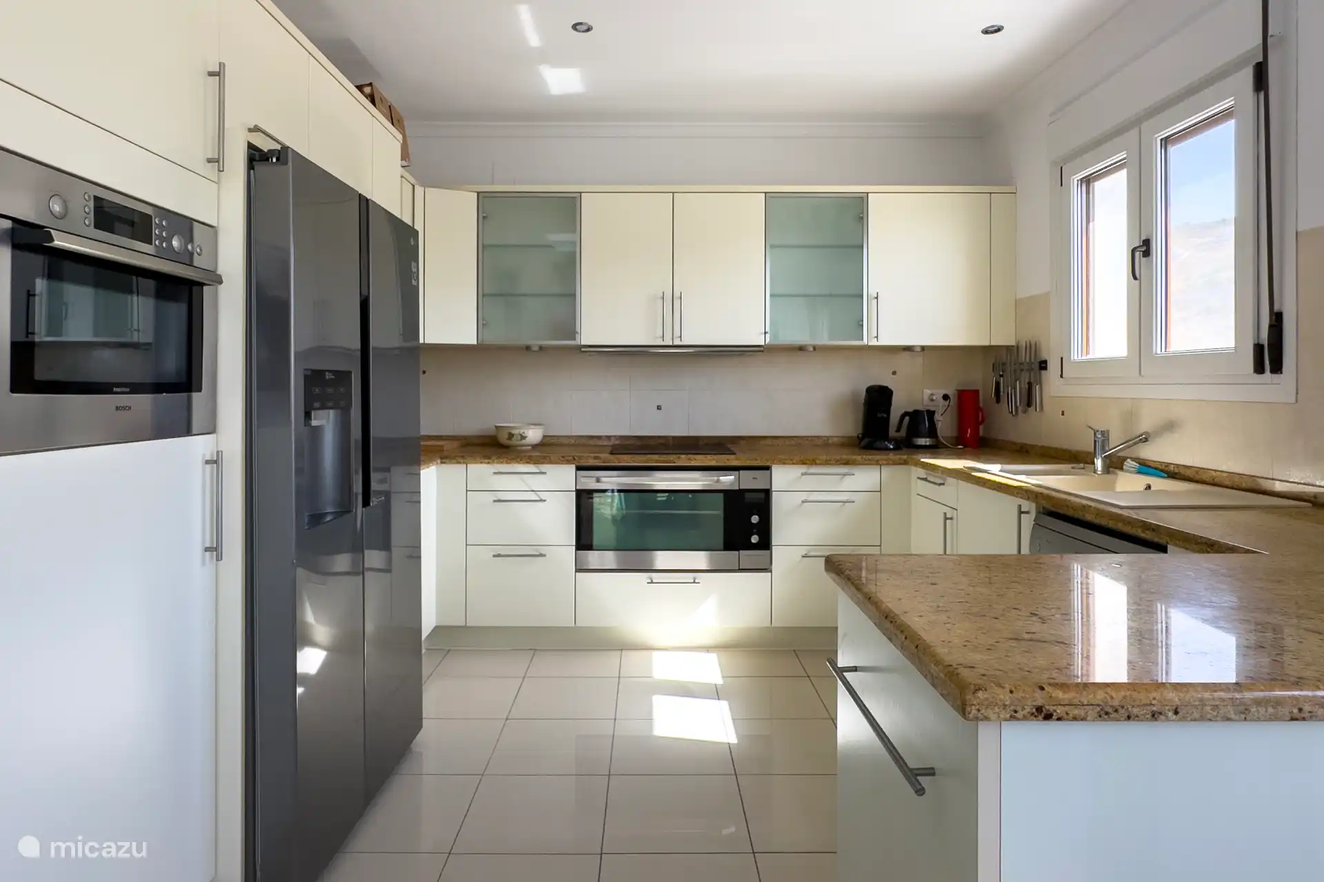 voll ausgestattete Küche (Backöfen, amerikanischer Kühlschrank, Geschirrspüler, ...)