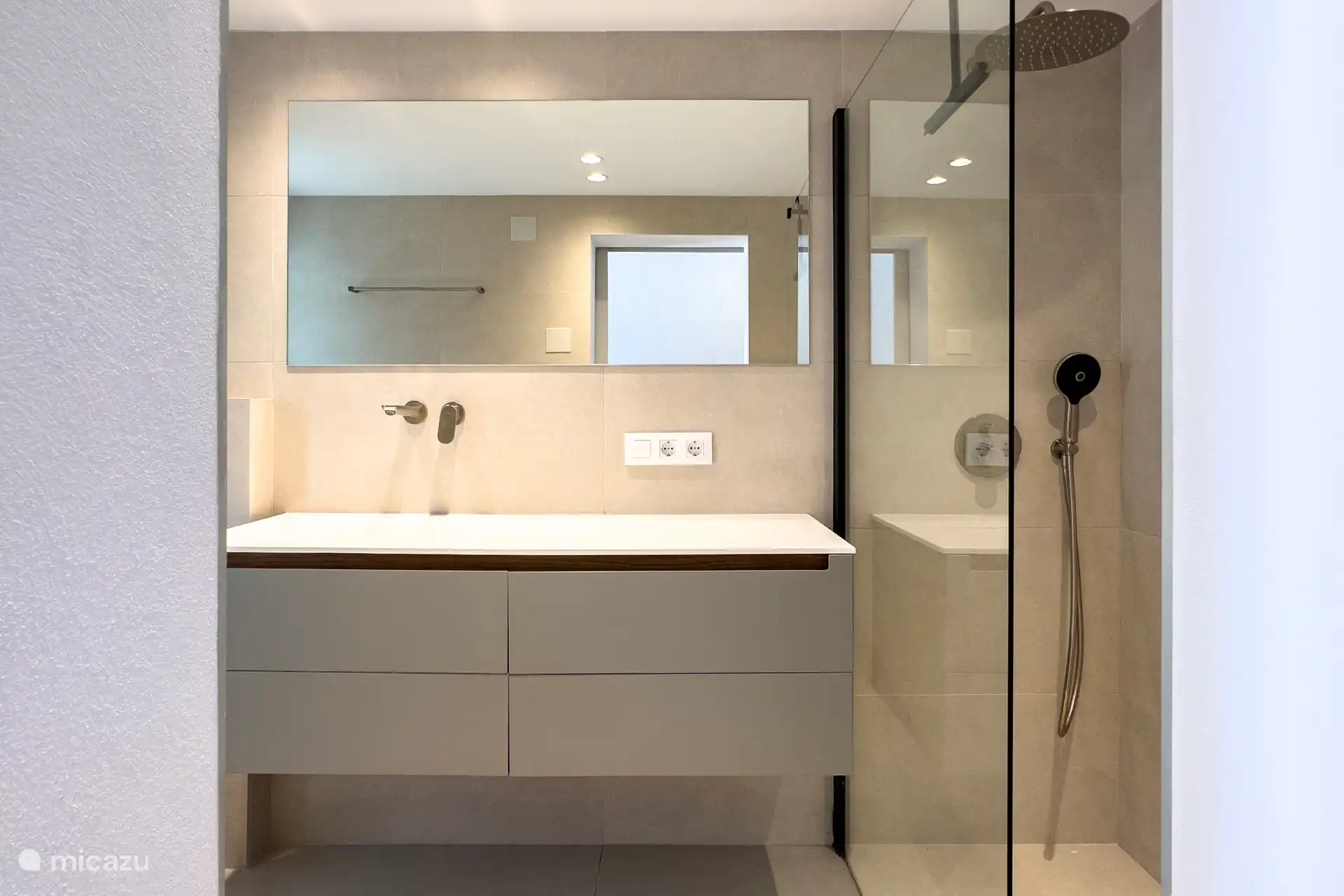 geräumiges Badezimmer mit begehbarer Dusche und WC