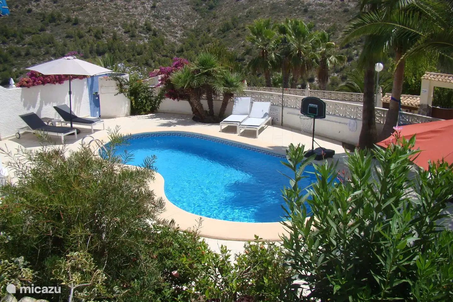 Blick auf den Pool von der oberen Terrasse