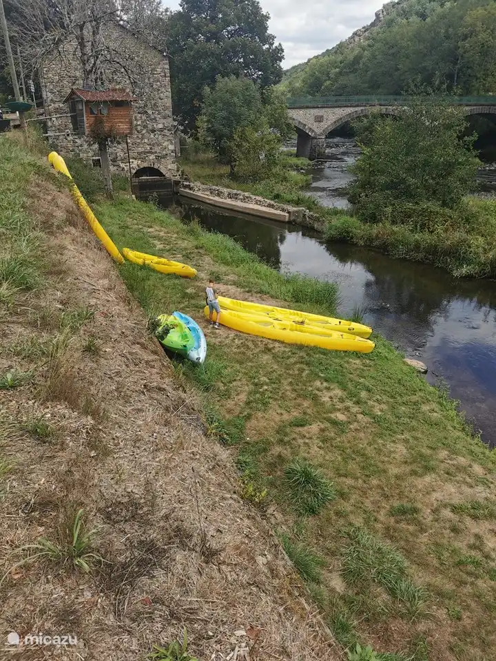 Kanus können in der Nähe des Sioule gemietet werden.