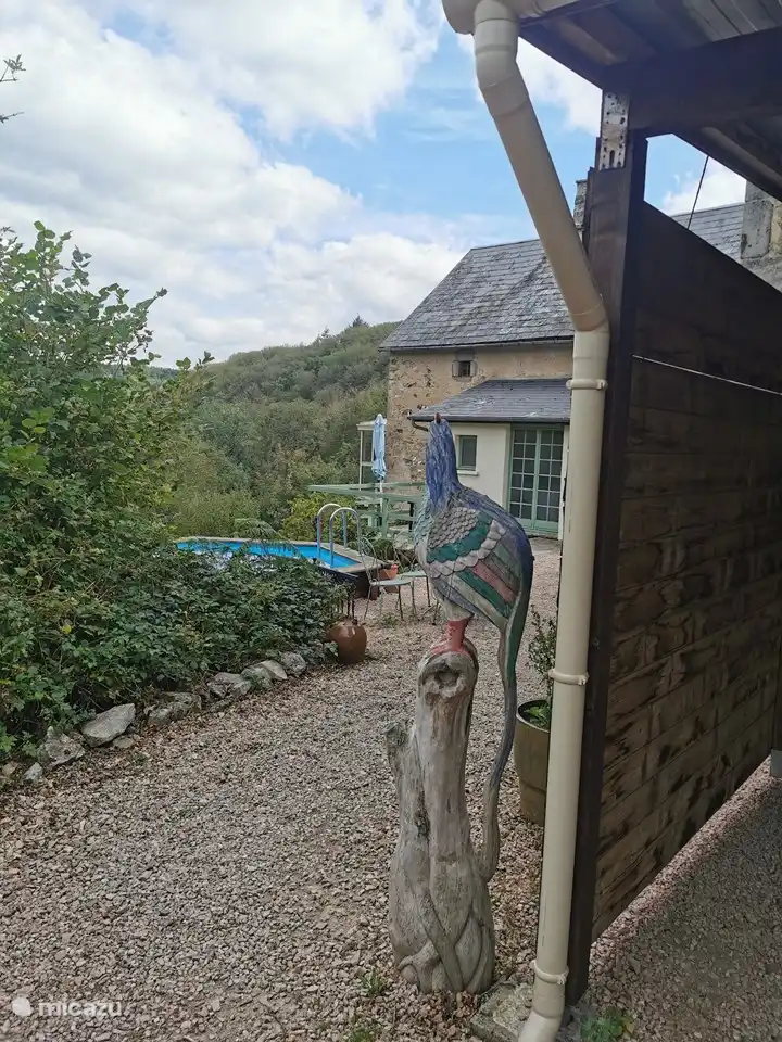 Zufahrt über Terrasse mit Carport