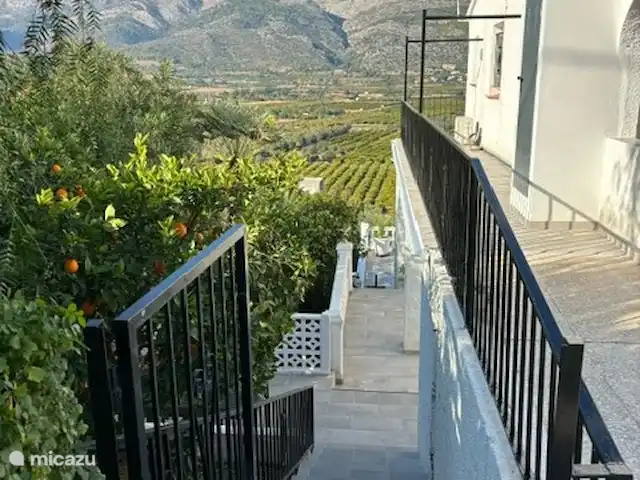 Casa Cosy en España, Costa Blanca, Orba - villa escaleras a la puerta principal y piscina