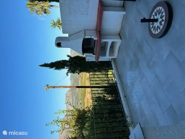 Grillterrasse neben dem Haus