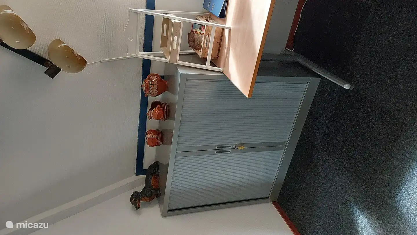 Schrank am Schreibtisch