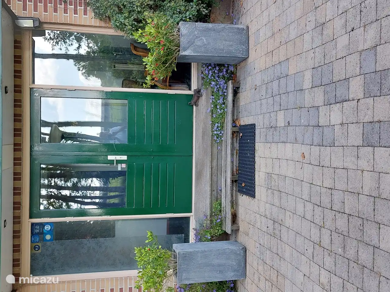 Der Haupteingang des Gebäudes