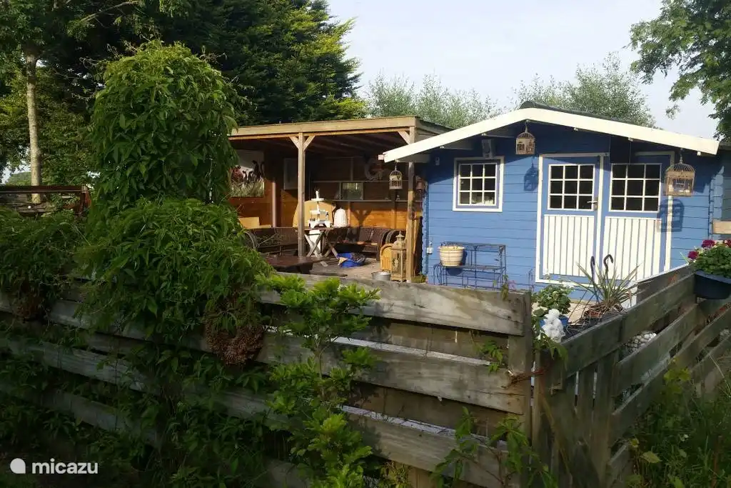 Der Garten mit verschiedenen Sitzgelegenheiten