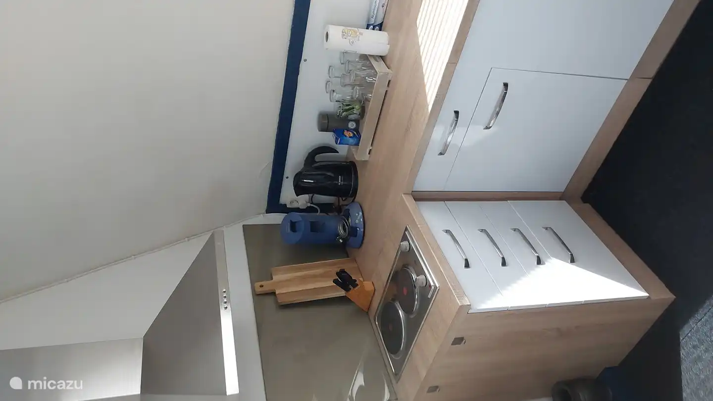 Senseo-Kaffeemaschine und Wasserkocher in der Küche