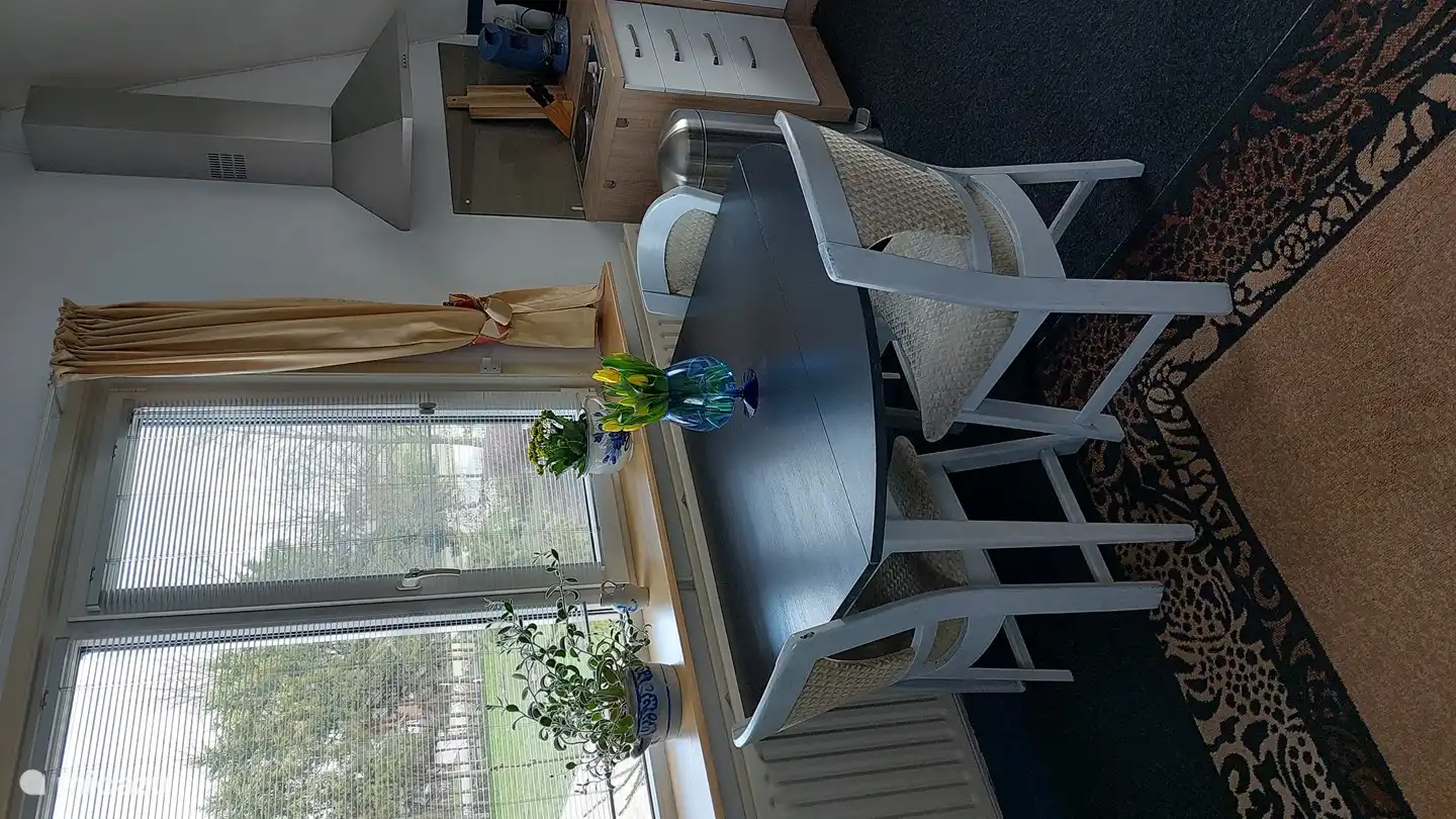 Esstisch im Wohnzimmer mit Blick auf den Garten