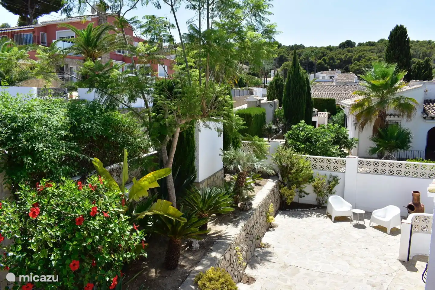 Terrasse auf der Rückseite des Hauses. Das Haus ist komplett eingezäunt, also absolute Privatsphäre!