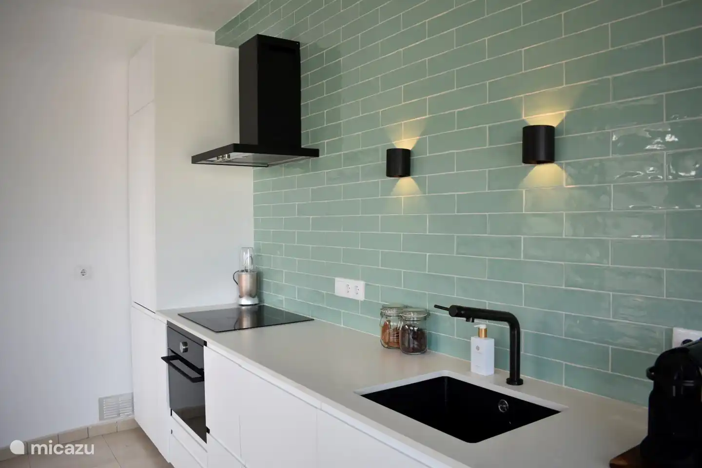 Die neue Küche ist komplett ausgestattet.