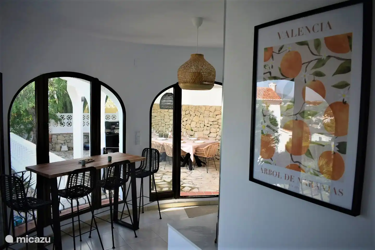 Naya und Küche liegen nebeneinander. 