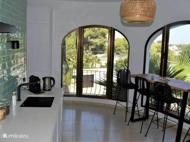 Villa Ayala avec piscine privée | Espagne, Costa Blanca, Moraira - villa Une table de bar pratique dans la cuisine avec vue sur la terrasse et le jardin.