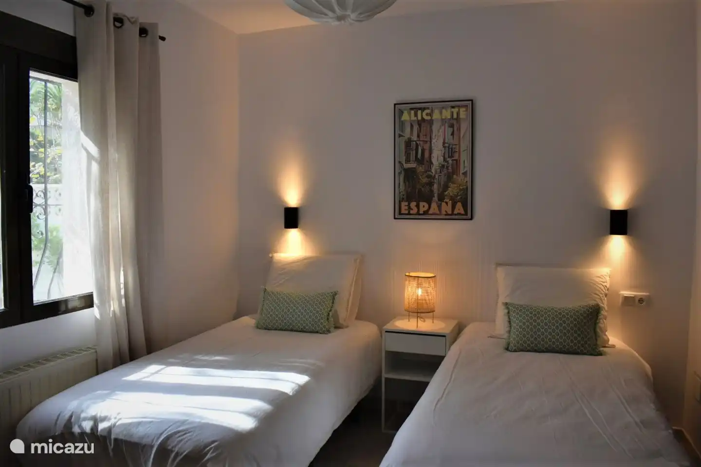 Schlafzimmer 1 mit 2 Betten 90 x 200 mit Klimaanlage und Einbauschrank