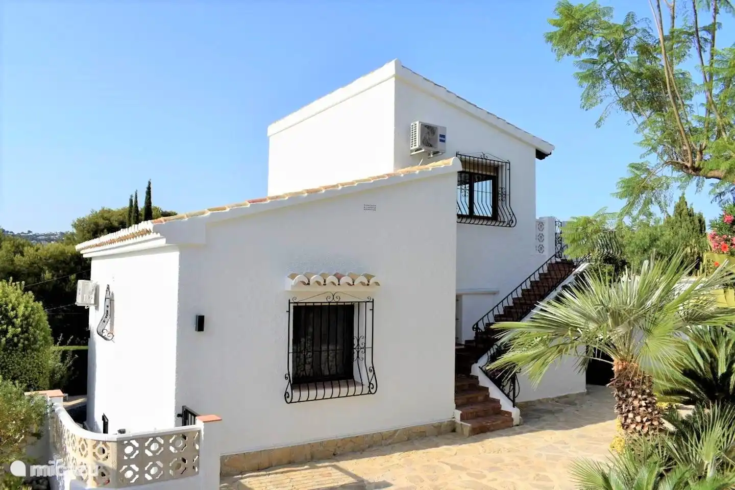 Hinterhaus. Über die Außentreppe erreichen Sie Schlafzimmer 4 im Obergeschoss mit eigener Terrasse. Dieses Zimmer kann separat gebucht werden.
