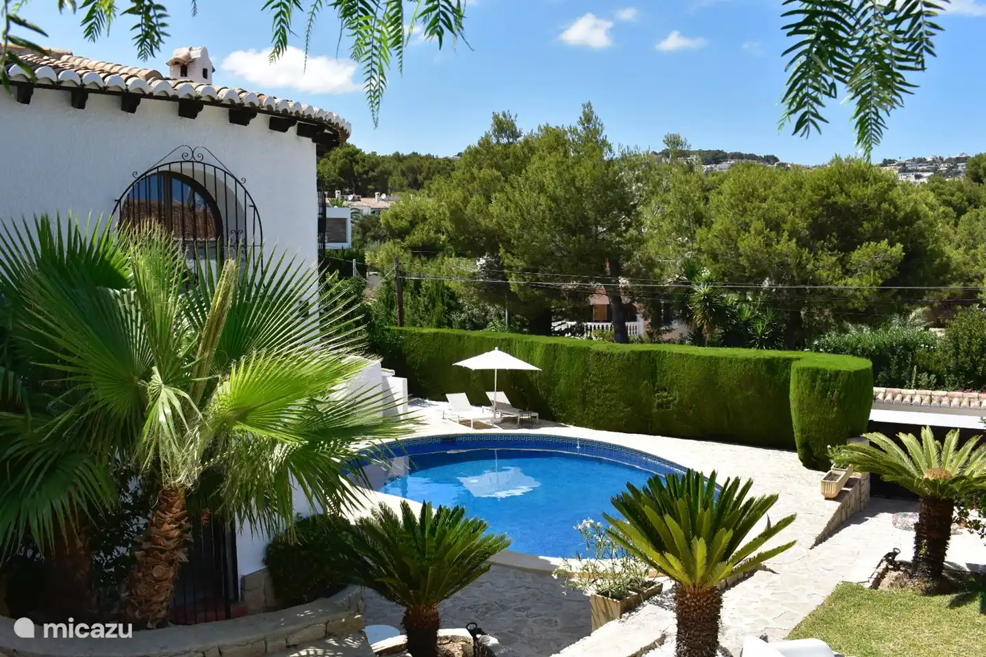 Blick von der Naya auf den Pool & Garten