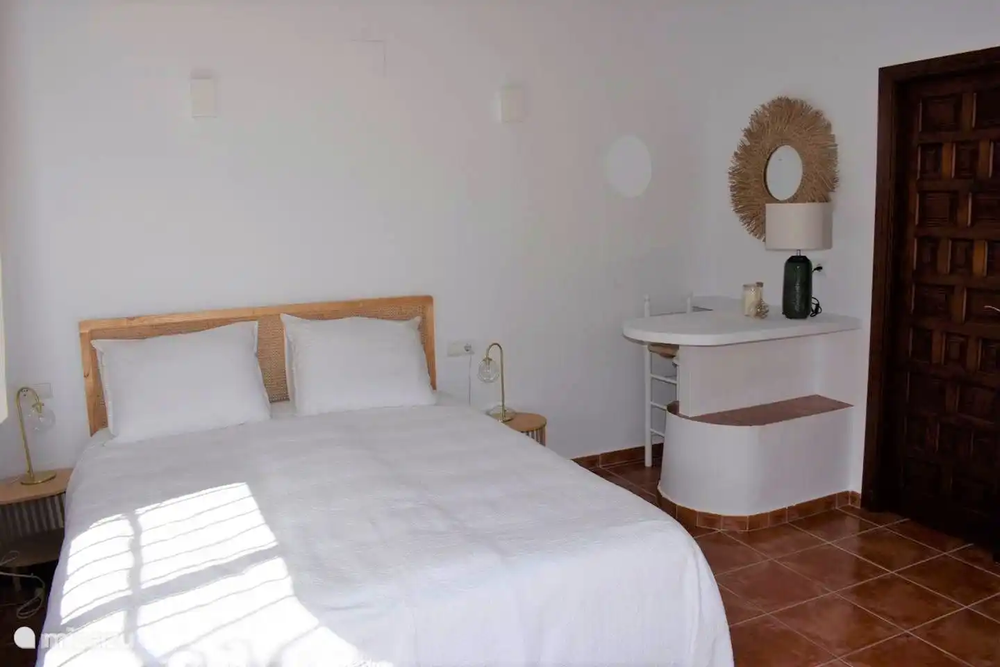 Schönes Schlafzimmer im obersten Stockwerk mit Doppelbett 160 x 200, Klimaanlage, Bad und privater Terrasse. 