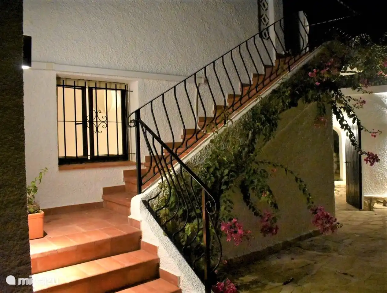 Über Außentreppe zum Schlafzimmer und zur Terrasse im Obergeschoss.