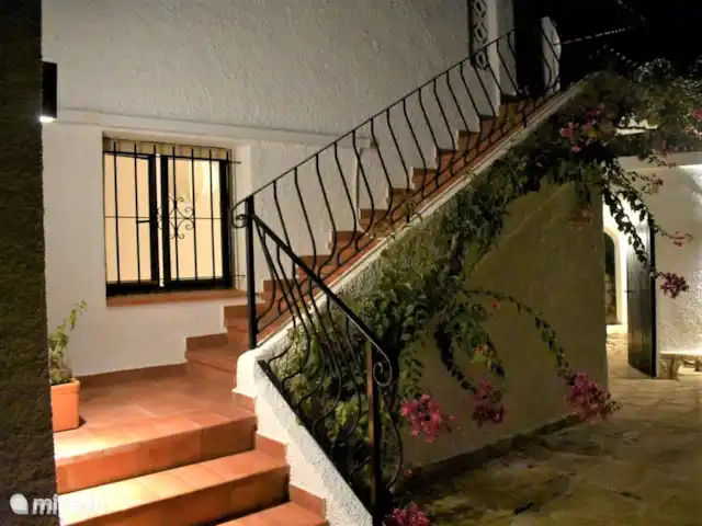 Villa Ayala avec piscine privée | Espagne, Costa Blanca, Moraira - villa Via un escalier extérieur vers la chambre et la terrasse au dernier étage.