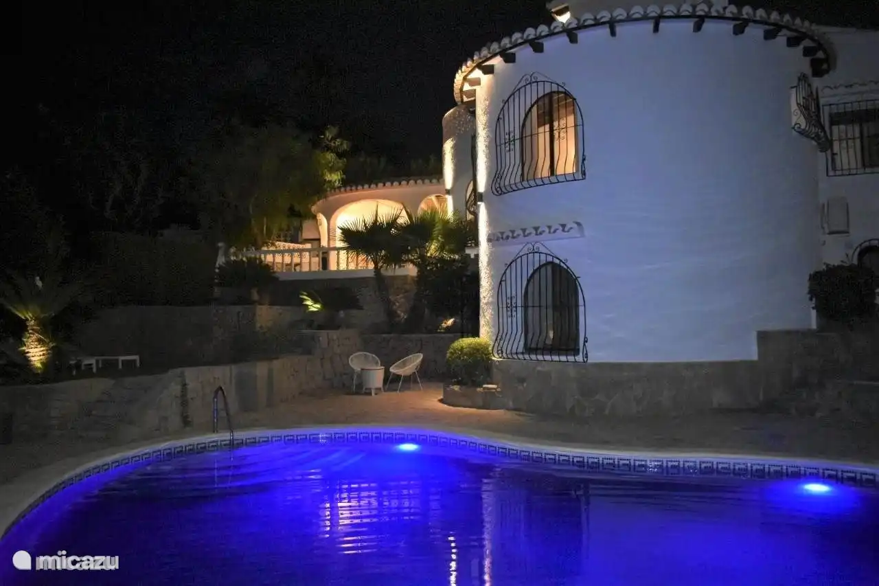 Die Villa Ayala ist geräumig und sowohl tagsüber als auch abends ein wunderbarer Ort.