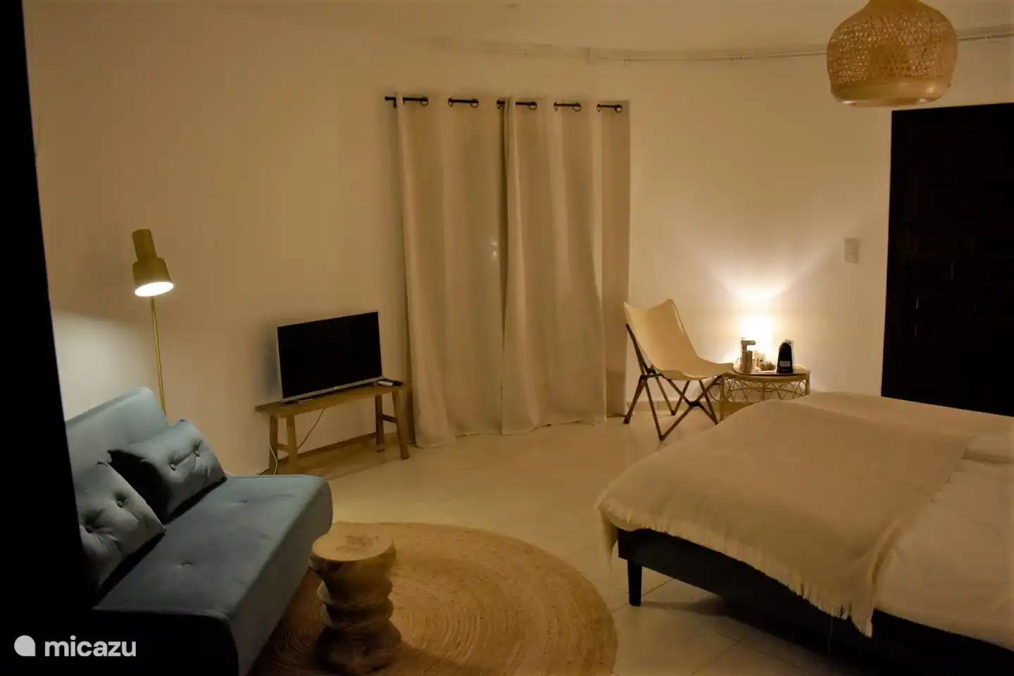 Geräumiges Schlafzimmer im Erdgeschoss mit Schlafsofa. 