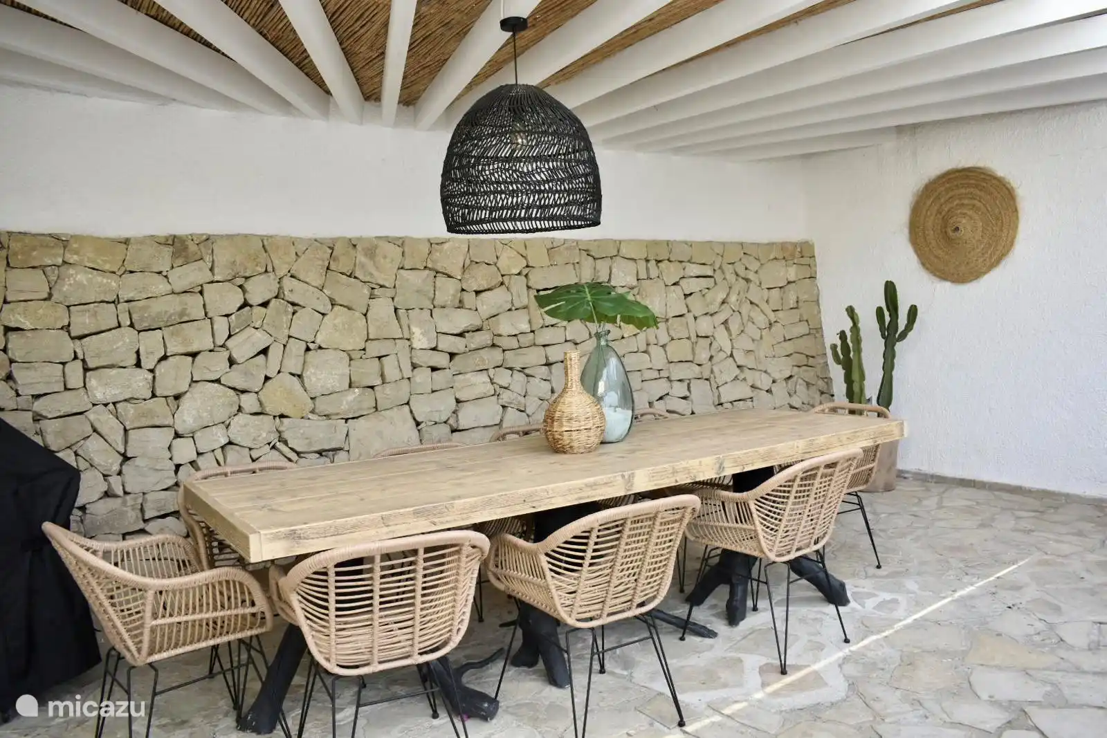 Schöne halbüberdachte Terrasse mit geräumigem Esstisch und Gasgrill 