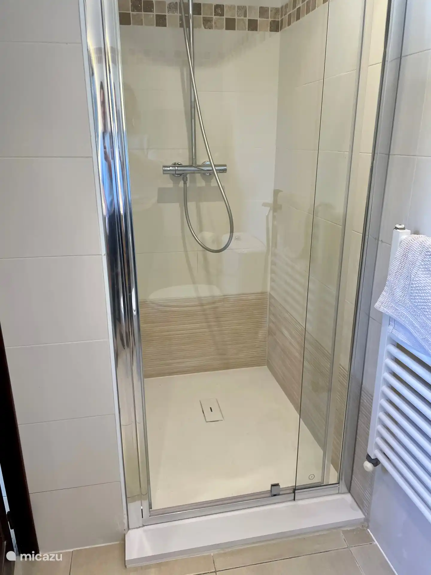 Geräumiges Badezimmer im Erdgeschoss. 