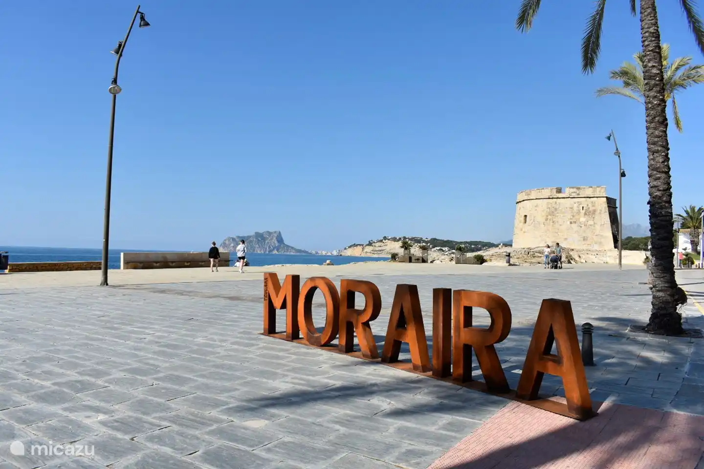 Die Villa Ayala liegt 25 Gehminuten vom Zentrum von Moraira entfernt. Restaurants wie La Cabana liegen noch näher.