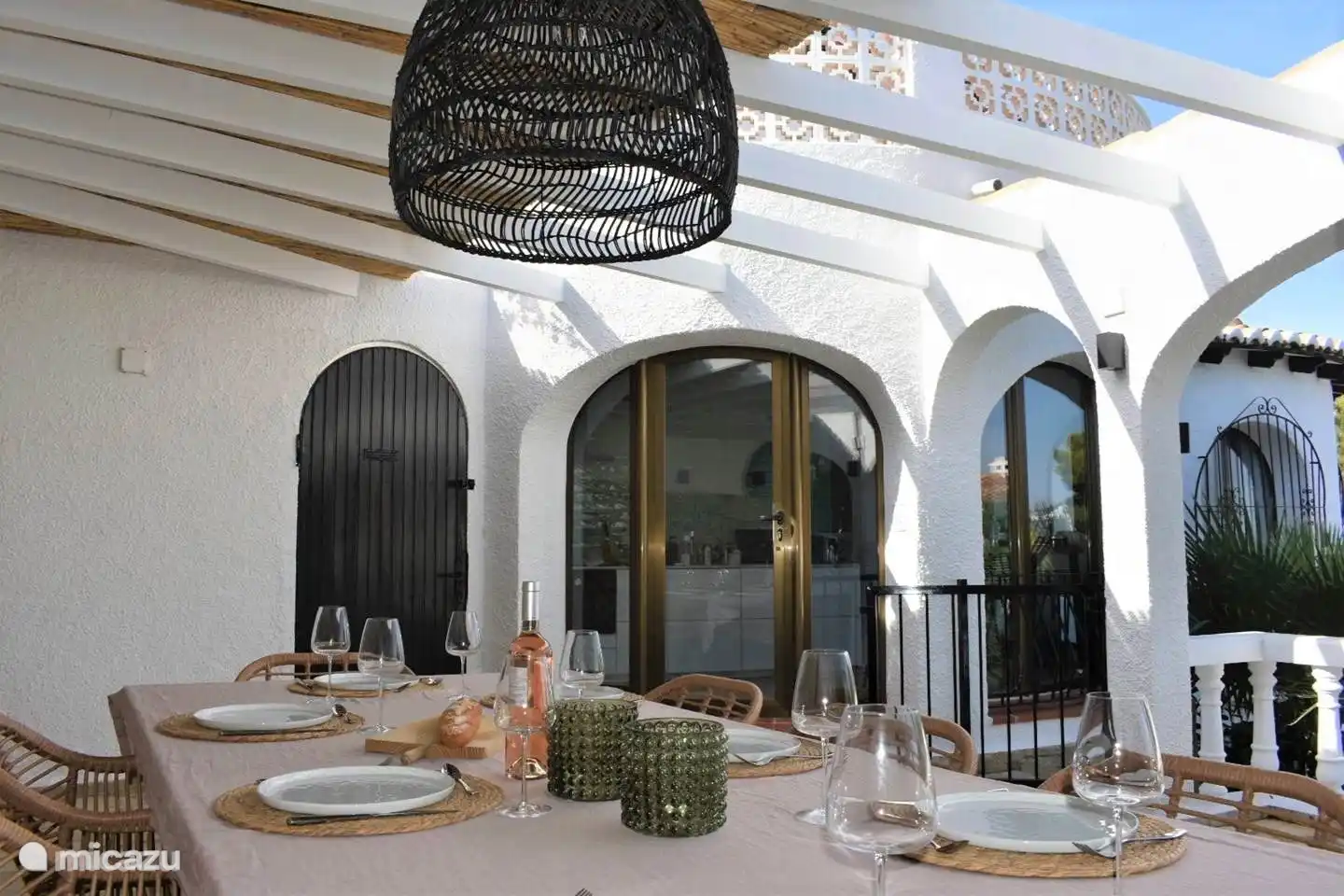 Genießen Sie Ihr Mittagessen mit Blick auf die Hügel von Moraira.