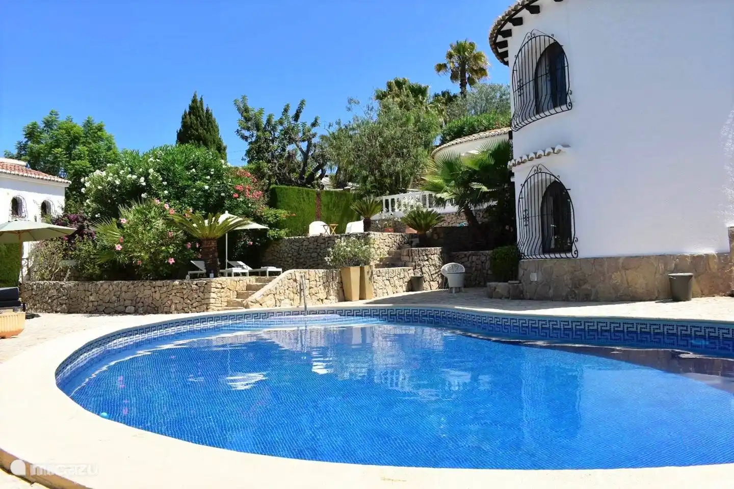 Genießen Sie den großen Pool!