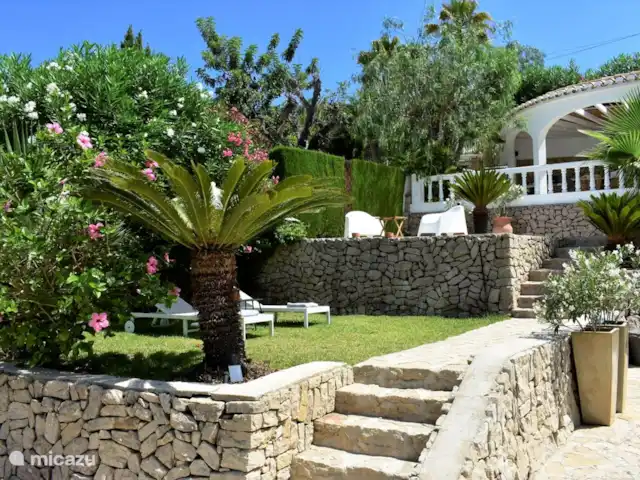 Villa Ayala avec piscine privée | Espagne, Costa Blanca, Moraira - villa Le jardin dispose de terrasses à différentes hauteurs auxquelles on peut accéder par des escaliers. Cela le rend moins adapté aux personnes qui ont des difficultés à marcher.