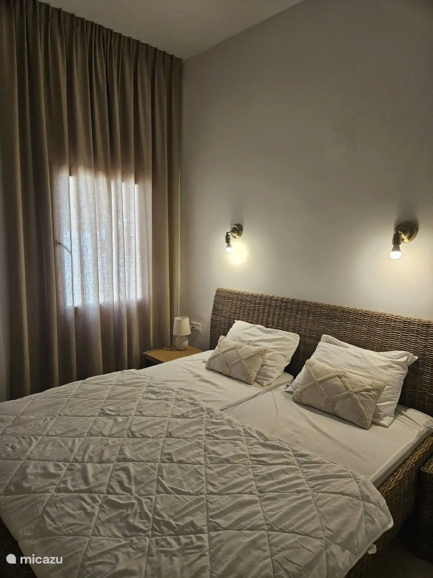 Dormitorio 1 con cama matrimonial grande 1m80