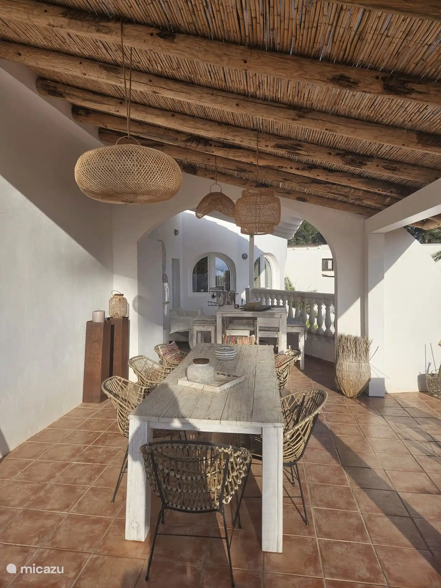 Terraza con esquina de aperitivos y mesa de comedor