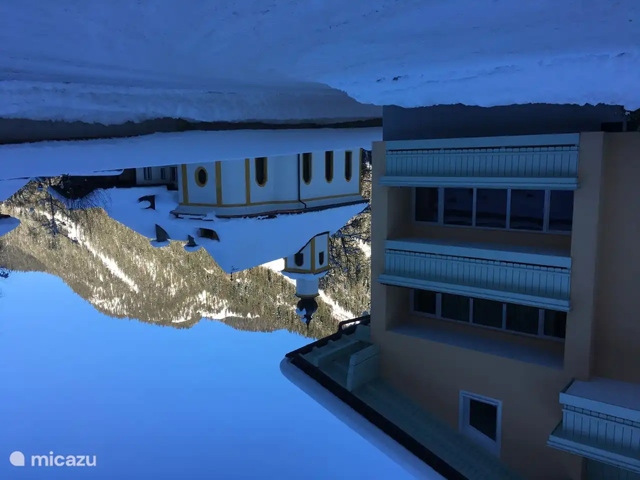 Het appartement met naastgelegen kerkje