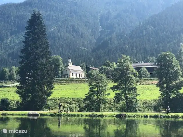 Uitzicht op de kerk met daarnaast het appartement vanaf de visvijver in Untertauern
