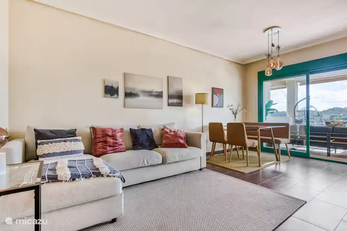 Salón luminoso y espacioso con una zona cómoda de estar y acceso directo a la terraza. Relájate y disfruta del ambiente tranquilo y de la agradable sensación de vivir dentro y fuera.