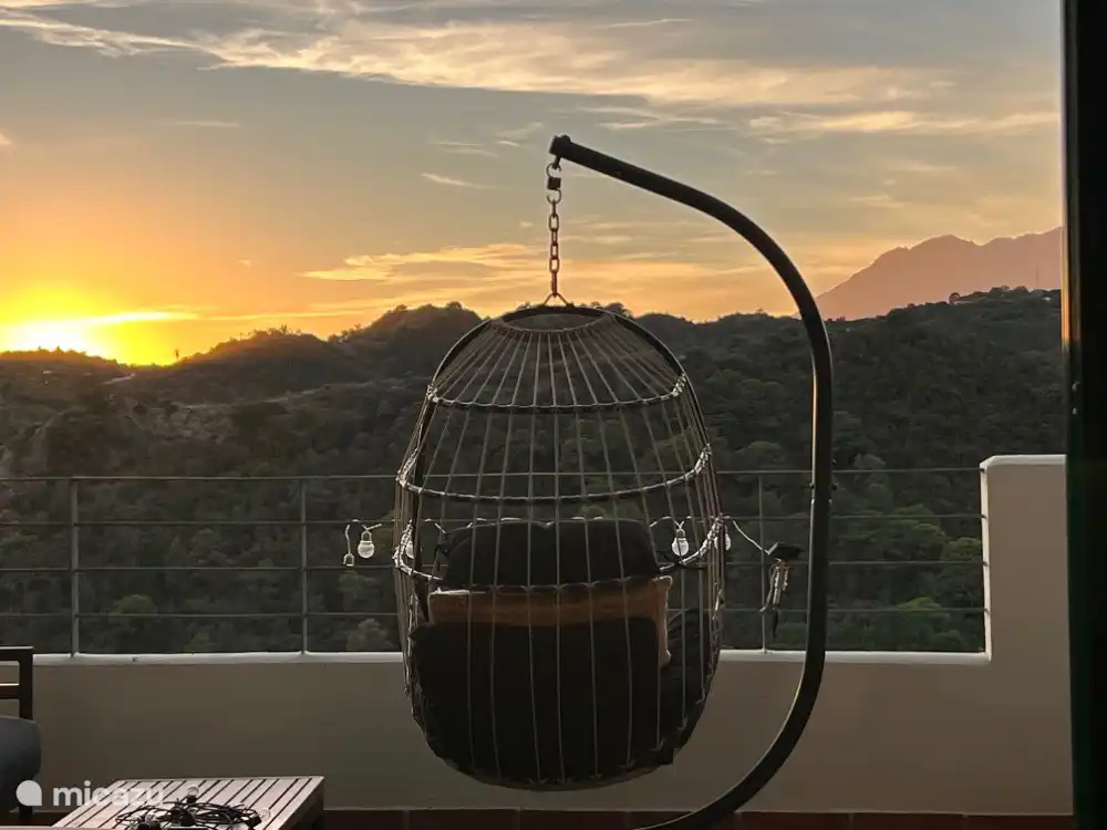 C'est un coucher de soleil incroyable. Mais se réveiller avec cette vue embellit votre journée. La première chose que nous faisons chaque matin est d'ouvrir les portes coulissantes du patio, de préparer du café et de contempler cette magnifique montagne.