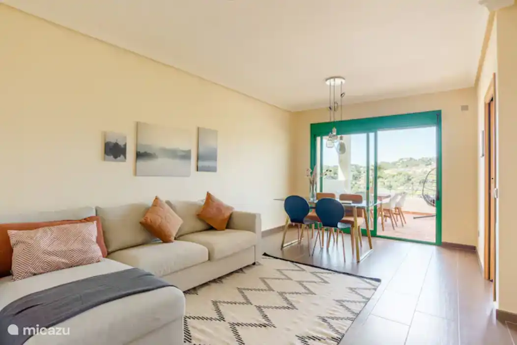 Le salon est chaleureusement décoré avec des meubles de première qualité. Il y a un canapé d'angle salon pouvant être transformé en lit double. Il y a une table à manger pour 18 personnes. avec des chaises confortables et une cheminée.
Il existe également une connexion Internet haut débit et un haut-parleur Bluetooth Sonos.